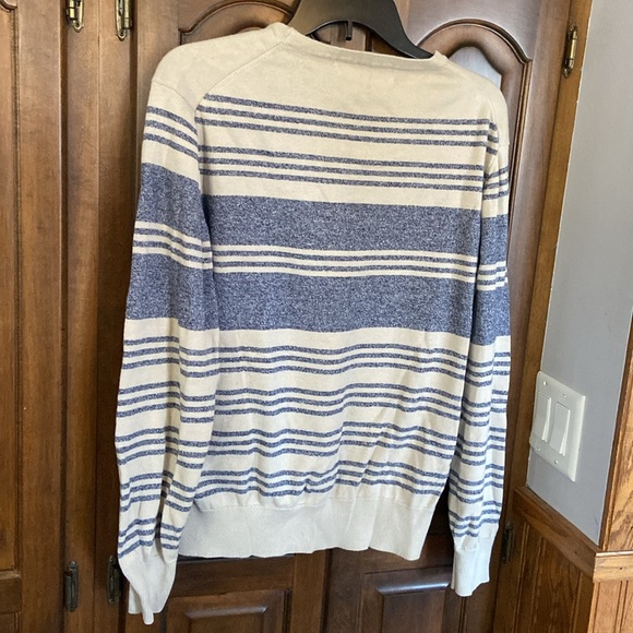 Lightweight sweater minimal wear, tag removed - Picture 6 of 6